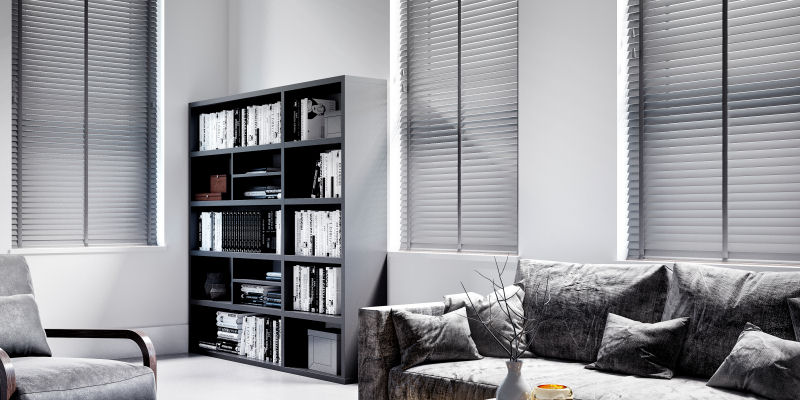 Màn gỗ trắng & Dây thang nâu tương phản